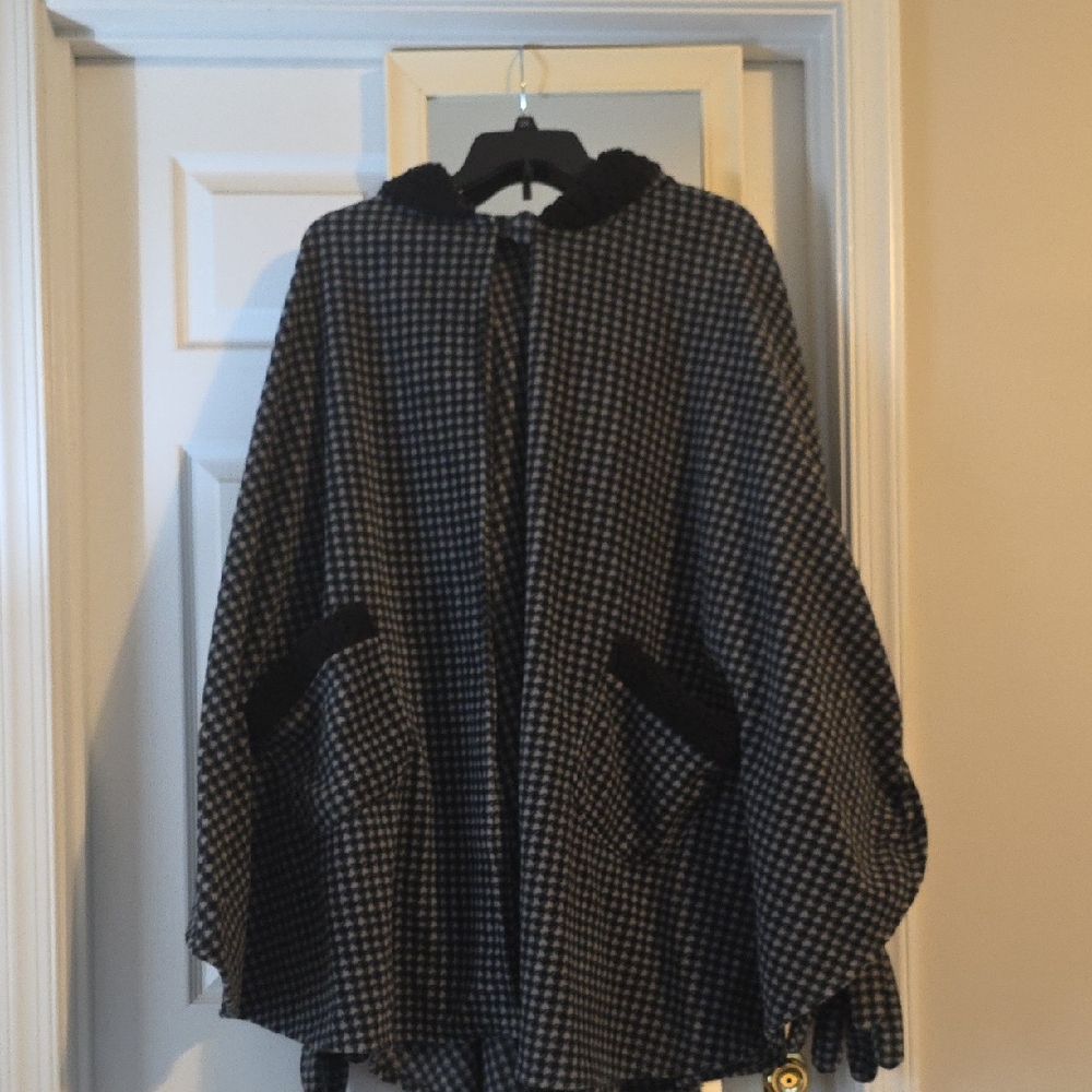 Chic Black and White Women's Cape With Matching Gloves